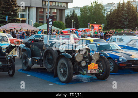 Krasnoyarsk, Russie, 13 juin 2019 : La 7e Pékin à Paris Motor Challenge 2016. Démonstration de voitures sur le parking près de la parc rétro. Banque D'Images