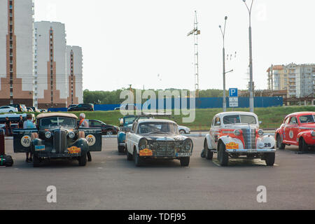 Krasnoyarsk, Russie, 13 juin 2019 : La 7e Pékin à Paris Motor Challenge 2016. Démonstration de voitures sur le parking près de la parc rétro. Banque D'Images