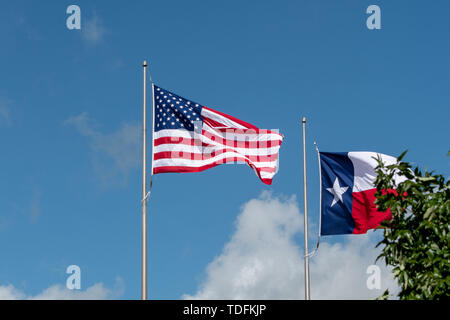 Les États-Unis et au Texas d'un drapeau qui flotte au vent avec des nuages en arrière-plan. Banque D'Images