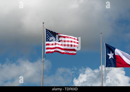 Les États-Unis et au Texas d'un drapeau qui flotte au vent avec des nuages en arrière-plan. Banque D'Images