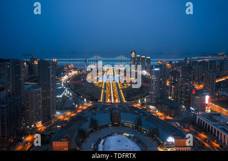 Vue de nuit sur la Plaza à Dalian Xinghai Banque D'Images