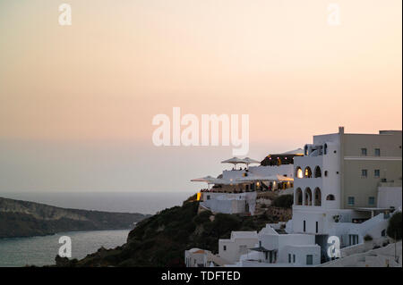 Coucher de soleil sur Santorin dans les îles Cyclades de la mer Égée. Banque D'Images