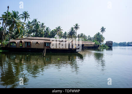 Affaires indiennes traditionnelles péniches croisière le long du Kerala backwater près de Alleppey Inde Banque D'Images