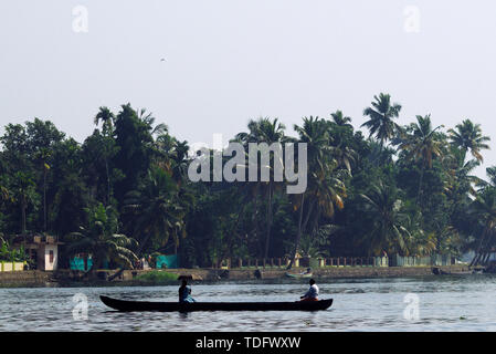 Les sections locales ride bateaux le long de l'eau dormante de Alleppey au Kerala, en Inde. Banque D'Images