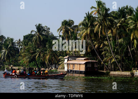 Affaires indiennes traditionnelles péniches croisière le long du Kerala backwater près de Alleppey Inde Banque D'Images