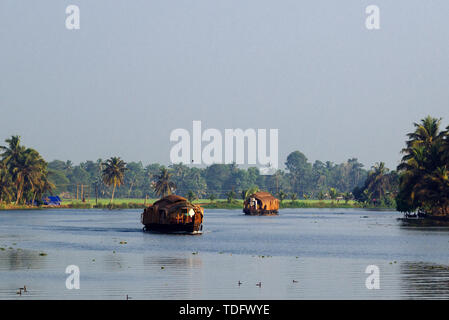 Affaires indiennes traditionnelles péniches croisière le long du Kerala backwater près de Alleppey Inde Banque D'Images