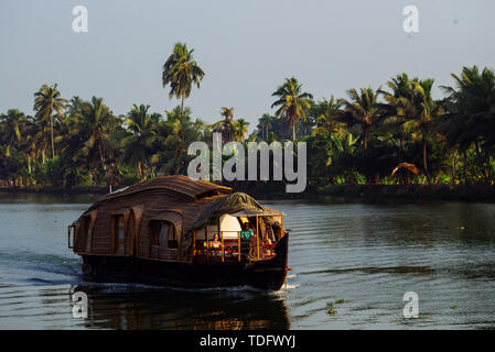 Affaires indiennes traditionnelles péniches croisière le long du Kerala backwater près de Alleppey Inde Banque D'Images