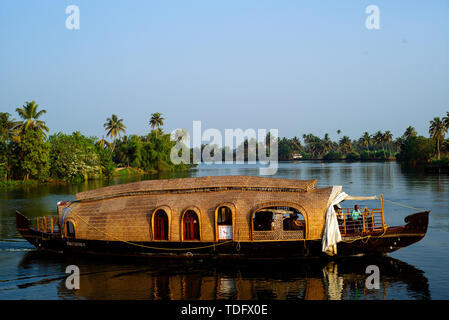 Affaires indiennes traditionnelles péniches croisière le long du Kerala backwater près de Alleppey Inde Banque D'Images