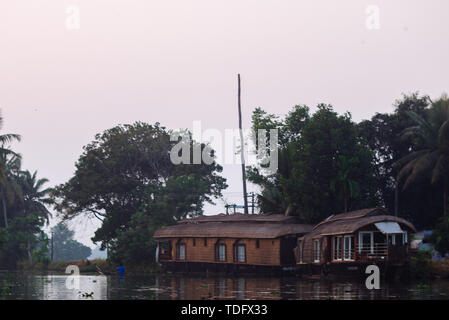 Affaires indiennes traditionnelles péniches croisière le long du Kerala backwater près de Alleppey Inde Banque D'Images