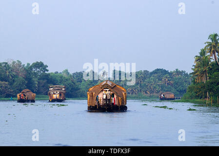 Affaires indiennes traditionnelles péniches croisière le long du Kerala backwater près de Alleppey Inde Banque D'Images