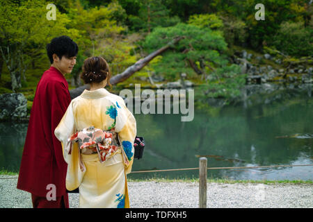 Les touristes japonais en robe kimono traditionnel au cours de l'Assemblée cherry blossom festival à Kyoto au Japon. Banque D'Images