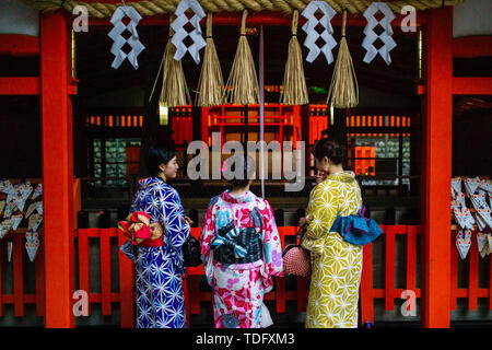 Les touristes japonais en robe kimono traditionnel au cours de l'Assemblée cherry blossom festival à Kyoto au Japon. Banque D'Images