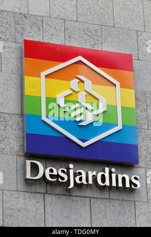 Québec,Canada. Le Mouvement Desjardins affiche à l'extérieur de leur bâtiment dans le centre-ville de Montréal avec les couleurs de la Fierté Banque D'Images