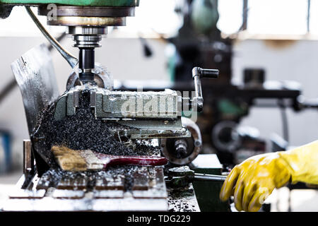 Travail des travailleurs withdrilling la machine dans l'atelier d'usine Banque D'Images