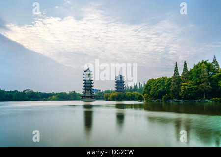 Matin Soleil et lune Twin Towers Parc dans Guilin, Guangxi, Chine Banque D'Images