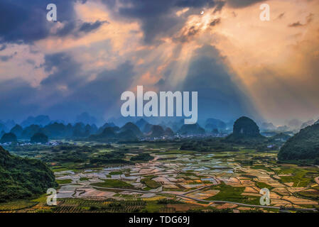 En juillet 2015, elle a été filmée dans la pittoresque place de ville de Guilin, région autonome Zhuang du Guangxi. Le matin, monter au sommet de Xianggong à photographiez des paysages magnifiques, regardez autour, le lever du soleil, mer de nuages, les montagnes, pics, méandres gracieux Xianggong Mountain est le meilleur lieu de tournage pour le lever du soleil dans la rivière Li, chaque montagne, chaque plage de l'eau, montagnes et rivières dépendent les uns des autres, d'étranges hantent les pics. La combinaison de lumière et d'ombre, les forêts, les nuages et le brouillard, l'eau de la rivière et des bougies de couleur à des moments différents, un charmant paysage peinture. Banque D'Images