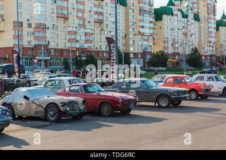 Krasnoyarsk, Russie, 14 juin 2019 : La 7e Pékin à Paris Motor Challenge 2016. Démonstration de voitures sur le parking près de la parc rétro. Banque D'Images