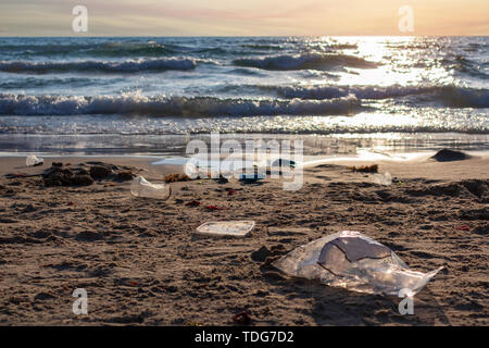 Les gens laissent derrière eux des sacs en plastique, verres, déchets sur la plage. La pollution en plastique sur la plage. Israël, Tel Aviv Banque D'Images