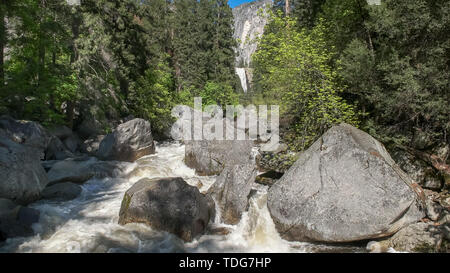 Les niveaux élevés de l'eau printemps vernal falls dans le Yosemite National Park, vu depuis le pont sur la rivière Merced Banque D'Images