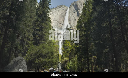 À la recherche sur le sentier pour Yosemite falls in Yosemite National Park, Californie Banque D'Images