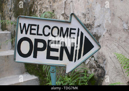Close up photo d'un 'Welcome / Open' panneau de flèche placé devant un café à Kuala Lumpur Banque D'Images