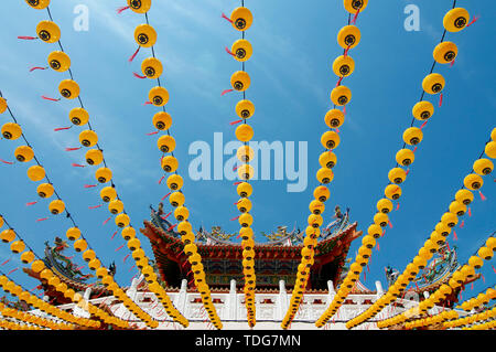 Low angle view of les nombreuses lanternes suspendues de l'Thean Hou Temple à Kuala Lumpur, Malaisie Banque D'Images