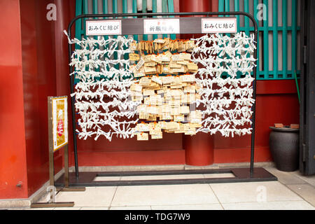 Réponse de papier prévu pas bonne fortune et personnes liées et goutte à Marishiten Tokudaiji Temple à Ueno Ameyoko marché à lieu le 30 mars, 2019 i Banque D'Images