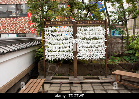 Réponse de papier prévu pas bonne fortune et personnes liées et goutte à Marishiten Tokudaiji Temple à Ueno Ameyoko marché à lieu le 30 mars, 2019 i Banque D'Images