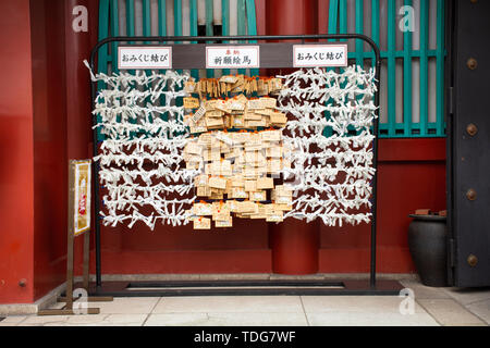 Réponse de papier prévu pas bonne fortune et personnes liées et goutte à Marishiten Tokudaiji Temple à Ueno Ameyoko marché à lieu le 30 mars, 2019 i Banque D'Images