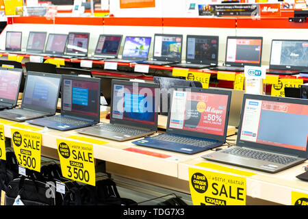 Région de Tcheliabinsk, Russie - juin 2019. Electroménager M magasin vidéo. Étalage de marchandises. Les ordinateurs et ordinateurs portables. Banque D'Images