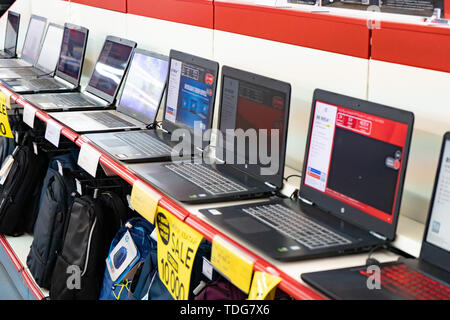 Région de Tcheliabinsk, Russie - juin 2019. Electroménager M magasin vidéo. Étalage de marchandises. Les ordinateurs et ordinateurs portables. Banque D'Images