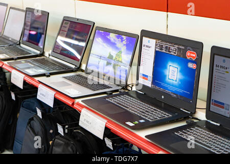 Région de Tcheliabinsk, Russie - juin 2019. Electroménager M magasin vidéo. Étalage de marchandises. Les ordinateurs et ordinateurs portables. Banque D'Images