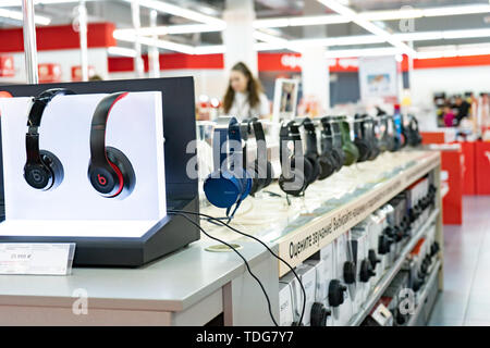 Région de Tcheliabinsk, Russie - juin 2019. Electroménager M magasin vidéo. Étalage de marchandises. Casque stéréo Banque D'Images