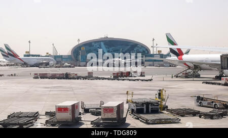 Dubaï, Émirats Arabes Unis- Août, 22, 2016 : les avions Emirates Airlines à l'aéroport international de Dubaï aux Emirats arabes unis Banque D'Images