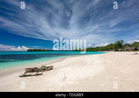 Port incroyable plage de sable d'Orly avec palmiers, l'île d'Espiritu Santo, Vanuatu. Banque D'Images