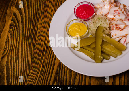 Des sandwichs de tranches de pommes de terre avec du hareng, oignons rouges, d'herbes et de pain de seigle. Les tranches de bacon et des cornichons Banque D'Images