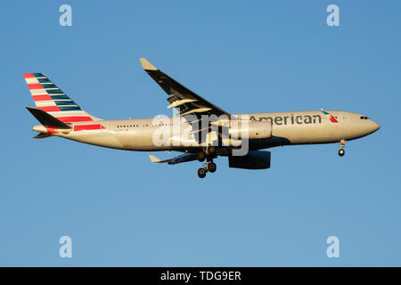 MADRID / ESPAGNE - 2 mai 2016 : American Airlines Airbus A330-200 N293AY avion du passager à l'atterrissage à l'aéroport Madrid Barajas Banque D'Images