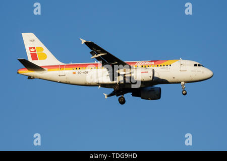 MADRID / ESPAGNE - 2 mai 2016 : Iberia Airlines Airbus A319 EC-HGR avion du passager à l'atterrissage à l'aéroport Madrid Barajas Banque D'Images