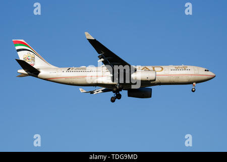 MADRID / ESPAGNE - 2 mai 2016 : Etihad Airways Airbus A330-200 A6-EYM avion du passager à l'atterrissage à l'aéroport Madrid Barajas Banque D'Images