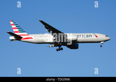 MADRID / ESPAGNE - 2 mai 2016 : American Airlines Boeing 777-200 N767AJ avion du passager à l'atterrissage à l'aéroport Madrid Barajas Banque D'Images