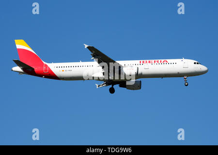 MADRID / ESPAGNE - 2 mai 2016 : Iberia Airlines Airbus A321 EC-huh avion du passager à l'atterrissage à l'aéroport Madrid Barajas Banque D'Images