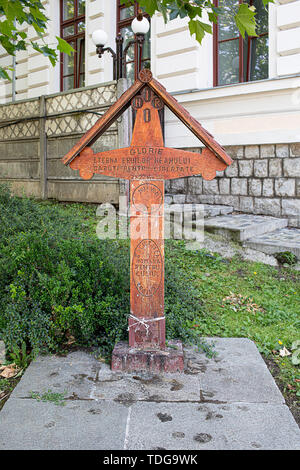 Bucarest, Roumanie - 30 mai 2019 : Cross de l'Université place dédiée aux héros tombés dans la révolution de 1989. Banque D'Images