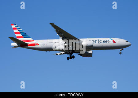 MADRID / ESPAGNE - 2 mai 2016 : American Airlines Boeing 777-200 N755un avion du passager à l'atterrissage à l'aéroport Madrid Barajas Banque D'Images