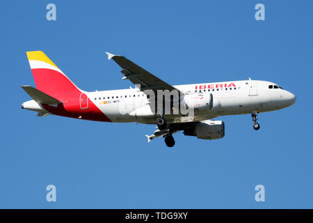 MADRID / ESPAGNE - 2 mai 2016 : Iberia Airlines Airbus A319 EC-MFP avion du passager à l'atterrissage à l'aéroport Madrid Barajas Banque D'Images