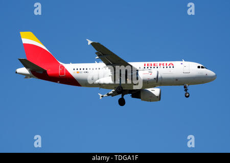 MADRID / ESPAGNE - 2 mai 2016 : Iberia Airlines Airbus A319 EC-KMD avion du passager à l'atterrissage à l'aéroport Madrid Barajas Banque D'Images