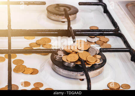 Les pièces sont dispersées et disposés sur une pyramide sur une cuisinière à gaz, le gaz est allumé. Banque D'Images