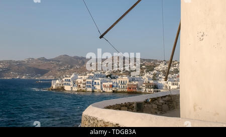 La petite Venise salon avec un ancien moulin à vent au premier plan sur l'île de Mykonos, Grèce Banque D'Images