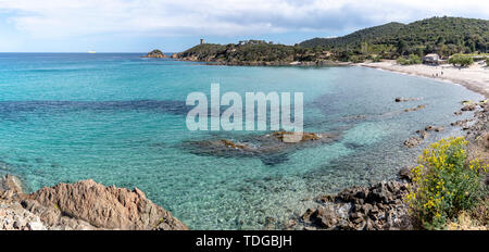 Vue panoramique de la plage de Fautea' 'avec la tour génoise de Fautea, Corse du Sud, France, Europe Banque D'Images