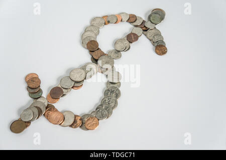 Symbole de Dollar US la monnaie américaine argent coins dans le changement - la richesse de l'état de l'alimentation l'économie / finances montrant concept sur fond blanc vierge avec emp Banque D'Images