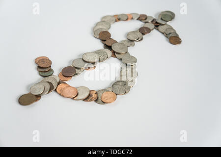 Symbole de Dollar US la monnaie américaine argent coins dans le changement - la richesse de l'état de l'alimentation l'économie / finances montrant concept sur fond blanc vierge avec emp Banque D'Images
